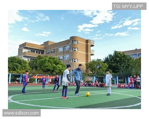 足球明星挥洒热血 梦幻手绘海报展现绿茵场上的传奇风采